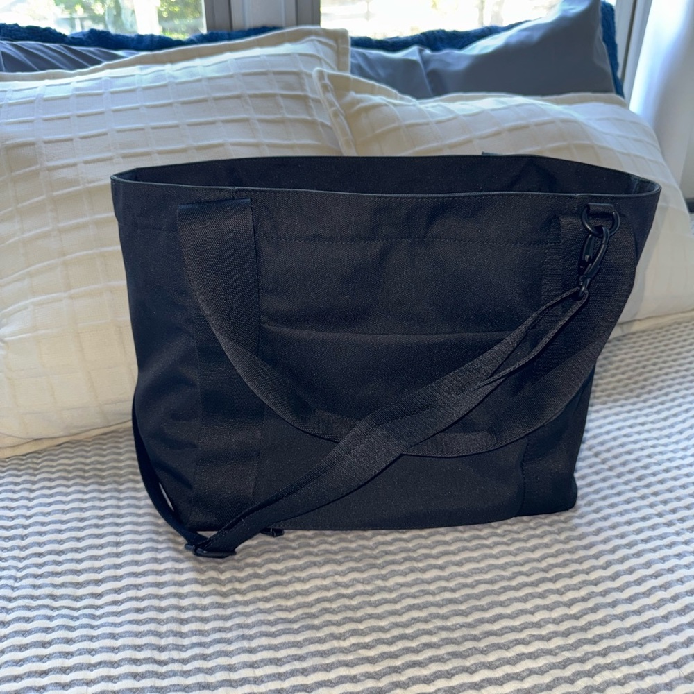 The BÉISics Tote in Black - Picture 3 of 3